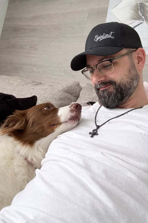 chien regardant son maitre avec amour