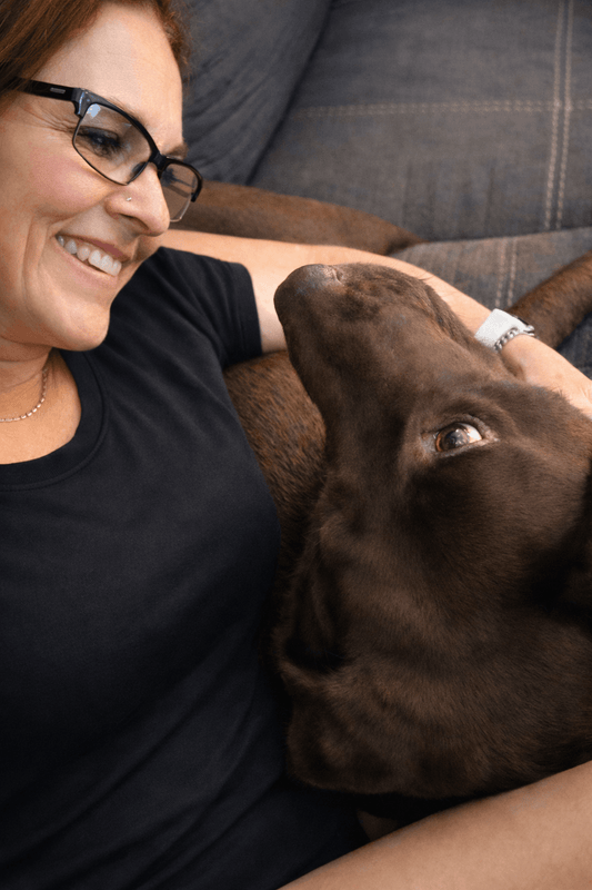 gros chien coucher sur son maitre